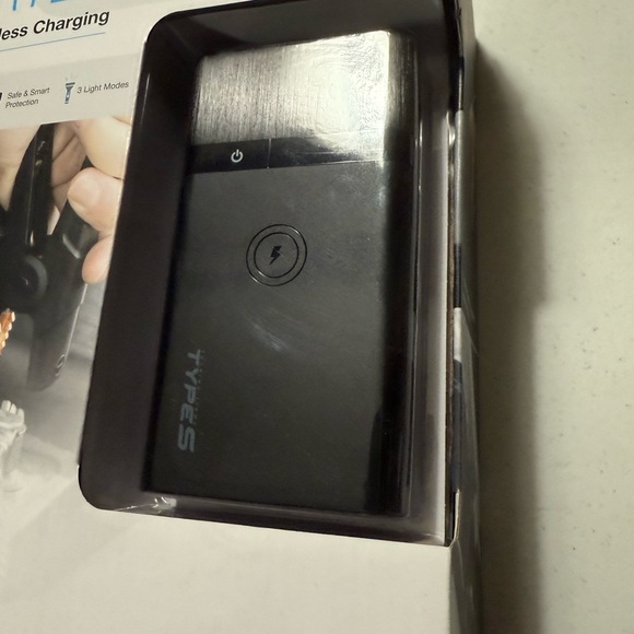 Type S jump starter and portable power bank with wirelesss charging - Picture 2 of 6